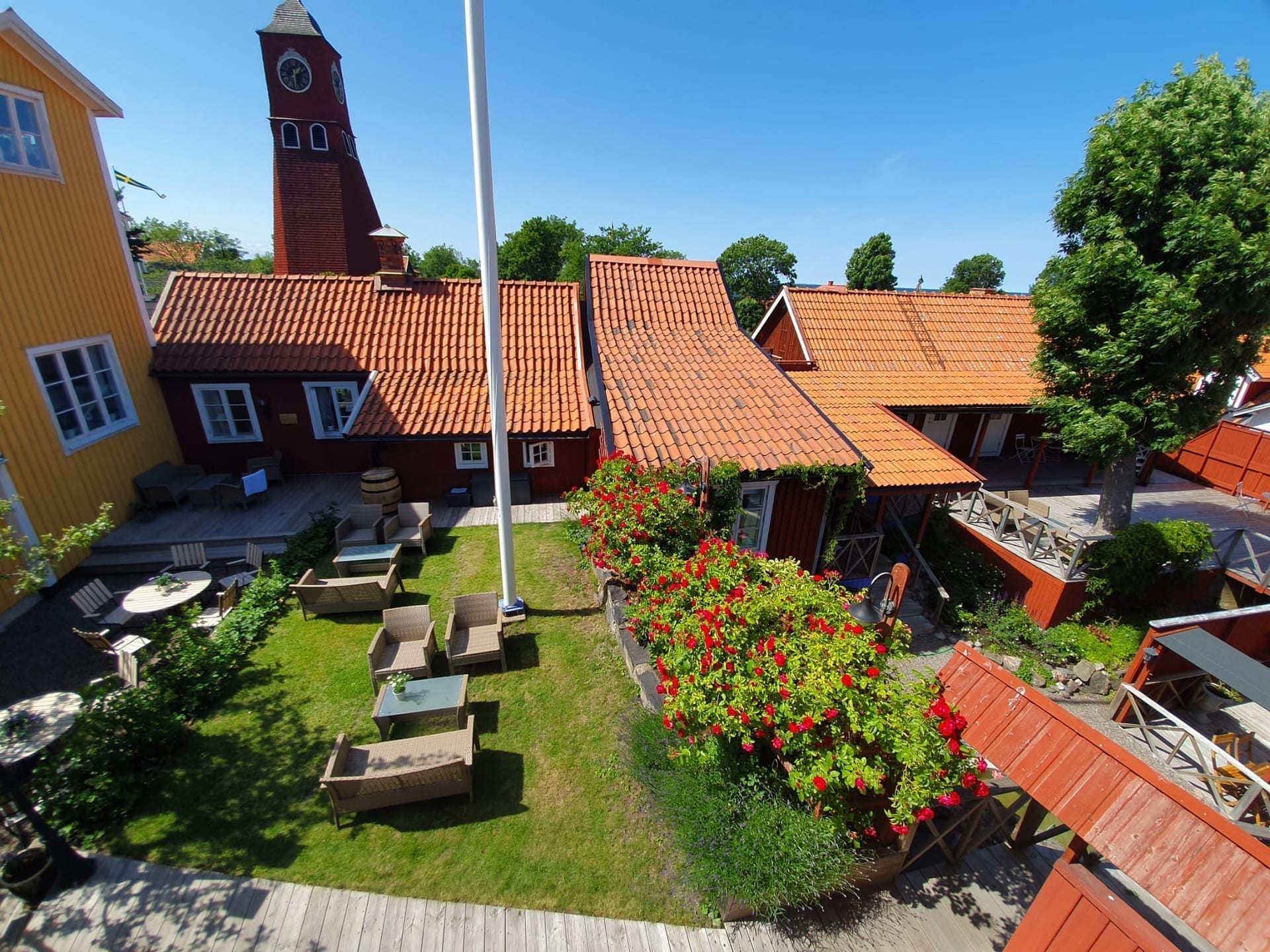 Boutique-hotellin sisäpiha, jossa on useita rakennuksia