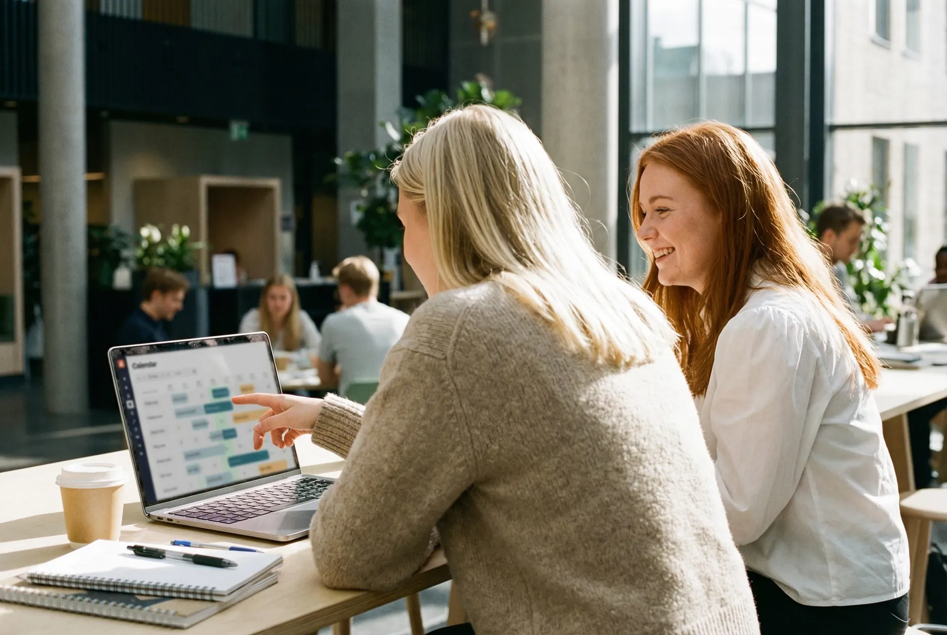Studenten leren hotelmanagement met Sirvoy