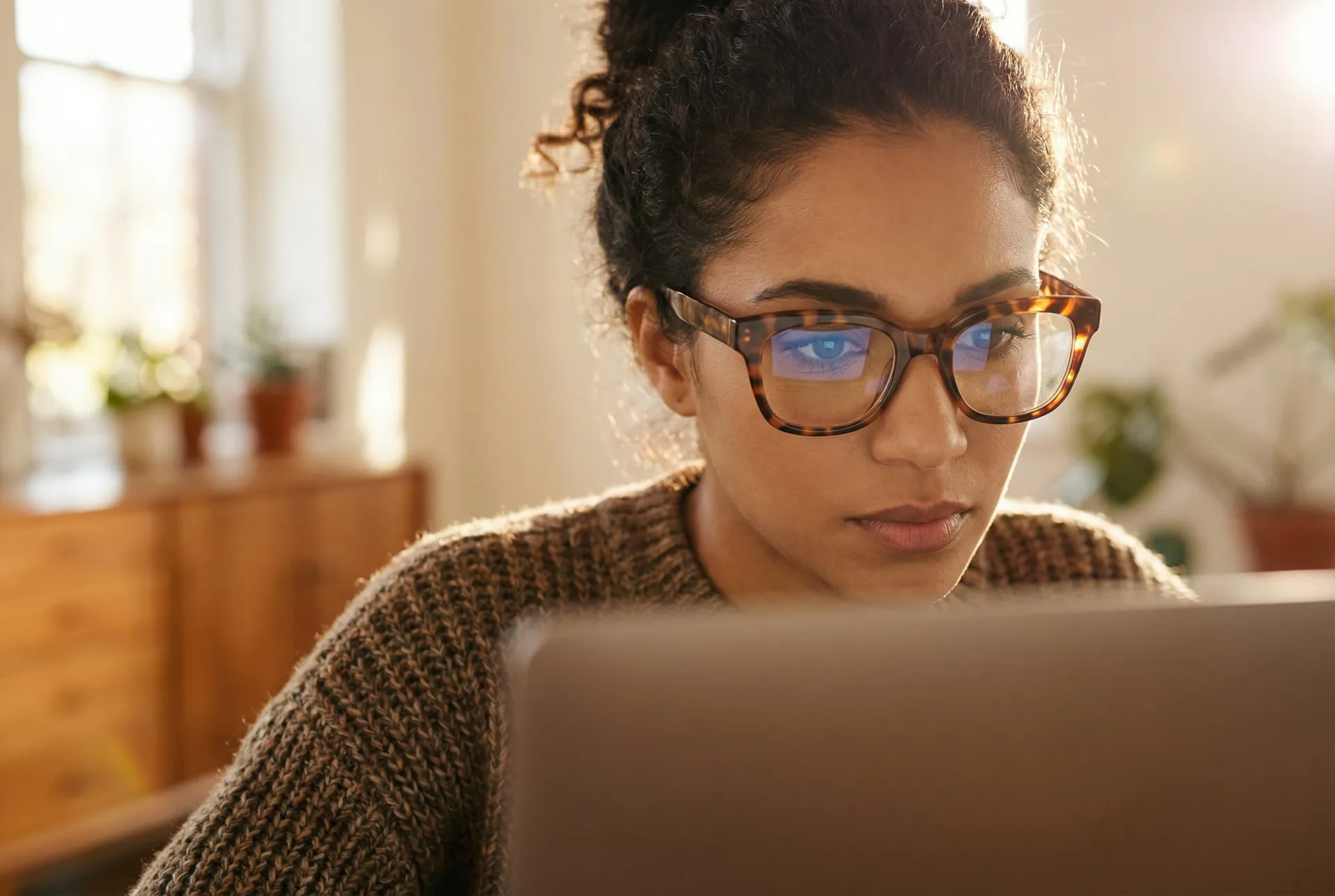 Ein Hotelier, der an einem Laptop arbeitet