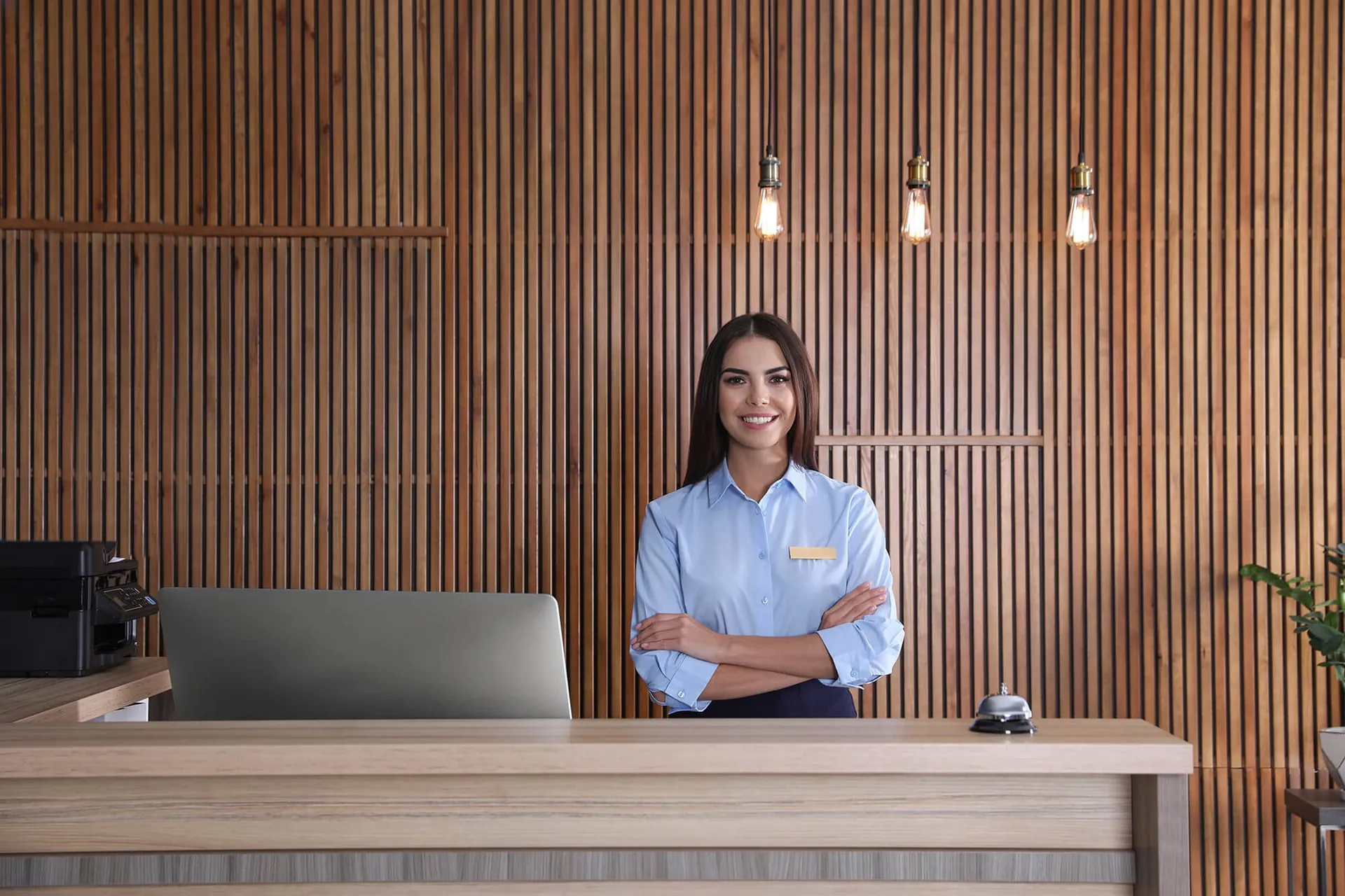 Receptieteam aan een hotelreceptie